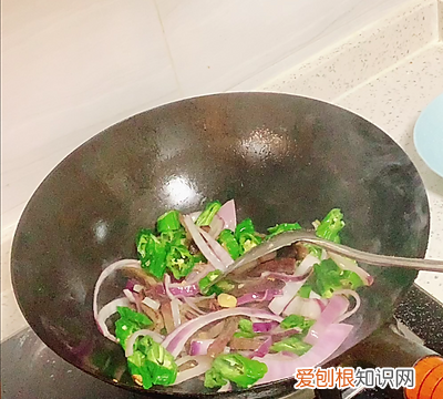 辣椒炒牛肉怎么炒好吃又嫩窍门 家常辣椒炒牛肉的做法