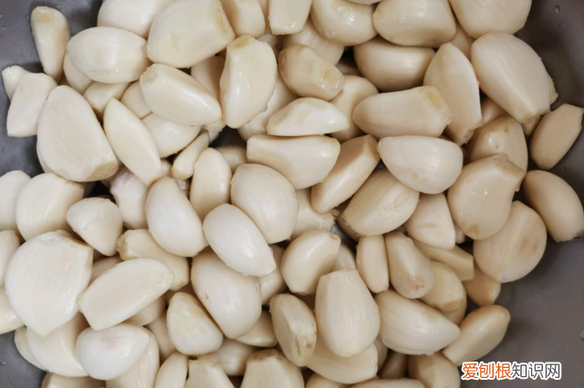 怎样泡腊八蒜又绿又脆窍门,泡腊八蒜用什么醋好吃