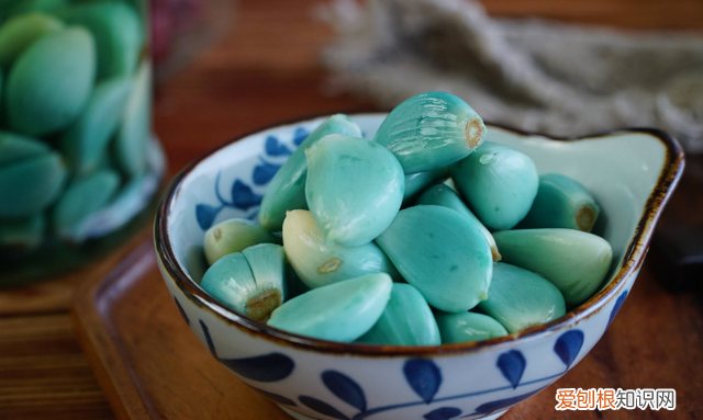 怎样泡腊八蒜又绿又脆窍门,泡腊八蒜用什么醋好吃