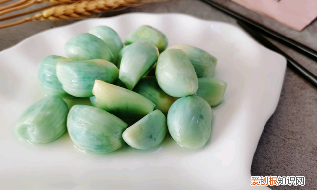 怎样泡腊八蒜又绿又脆窍门,泡腊八蒜用什么醋好吃