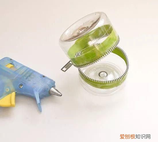 可乐易拉罐瓶底变形还能喝嘛 可乐喝完了瓶子可别扔