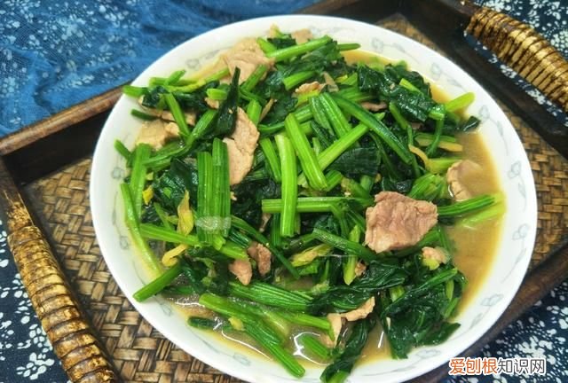 炒菠菜菠菜里面草酸能炒出来吗 菠菜怎么炒又嫩又绿