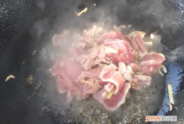 炒菠菜菠菜里面草酸能炒出来吗 菠菜怎么炒又嫩又绿