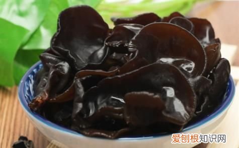 泡木耳用凉水泡好还是用开水泡好