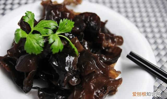 泡木耳用凉水泡好还是用开水泡好