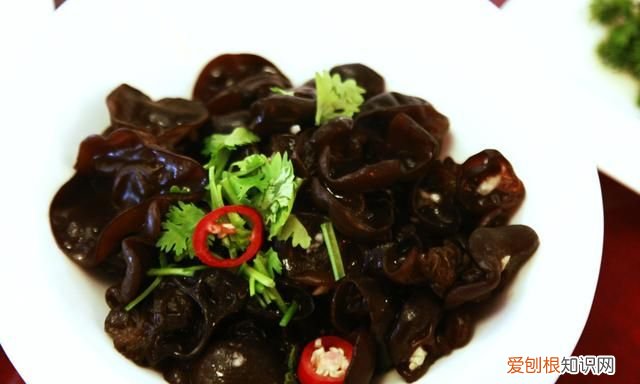 泡木耳用凉水泡好还是用开水泡好