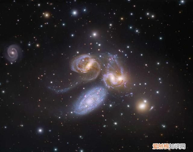 宇宙天体黑洞星系大小排名