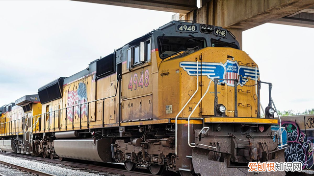 内燃机车和高铁的连接方式,国内还在使用内燃机车的铁路