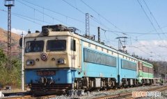 内燃机车和高铁的连接方式,国内还在使用内燃机车的铁路