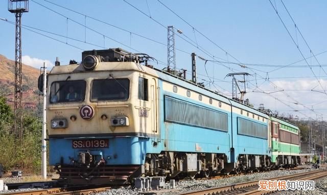内燃机车和高铁的连接方式,国内还在使用内燃机车的铁路