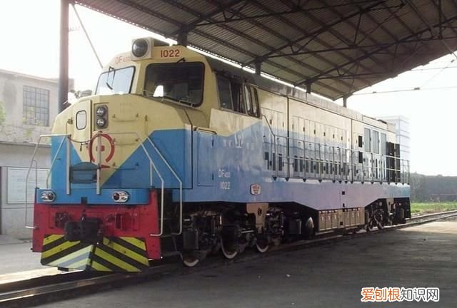 内燃机车和高铁的连接方式,国内还在使用内燃机车的铁路