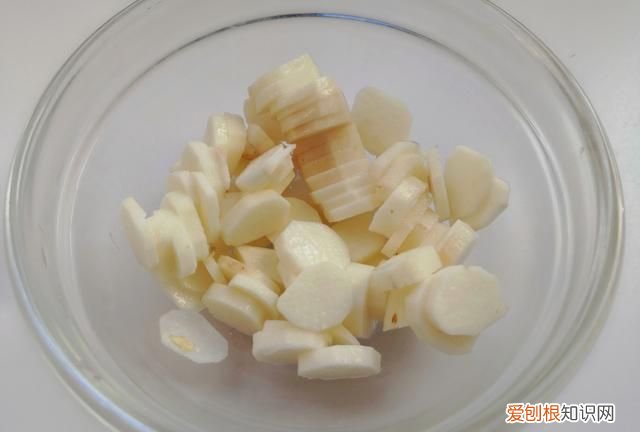 儿童适合吃核桃红枣黑芝麻糕做法 孩子早餐用山药和核桃做营养好