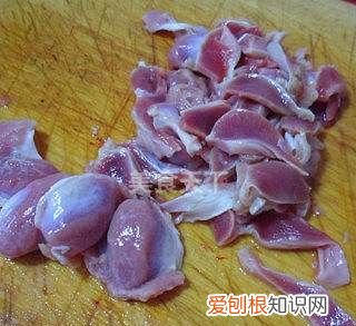 家常酱爆鸡心的做法，鸡肉和土豆怎么焖才好吃?