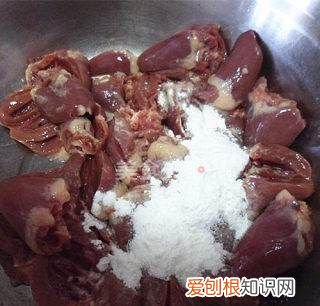 家常酱爆鸡心的做法，鸡肉和土豆怎么焖才好吃?