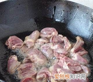 家常酱爆鸡心的做法，鸡肉和土豆怎么焖才好吃?