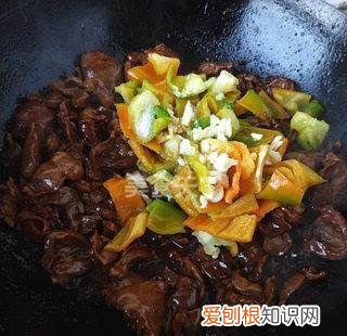 家常酱爆鸡心的做法，鸡肉和土豆怎么焖才好吃?
