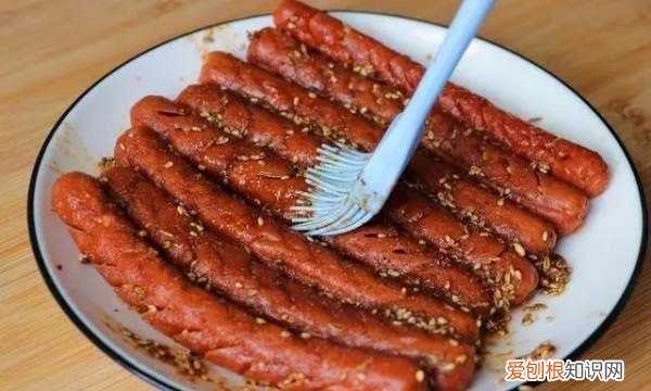 炸香肠怎么做才好吃，如何才能炸出最正宗的火腿肠呢