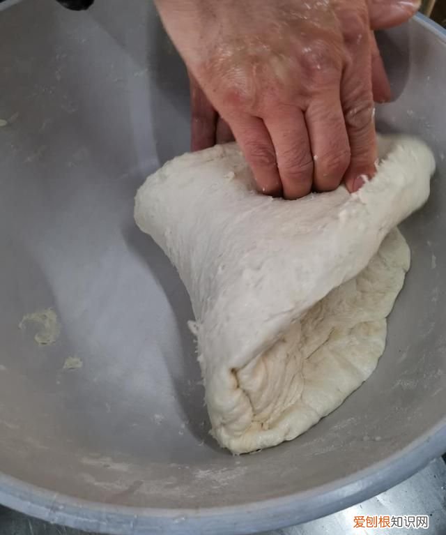 每天早餐吃的油条特别的好吃 正宗早餐的油条怎么做才能好吃