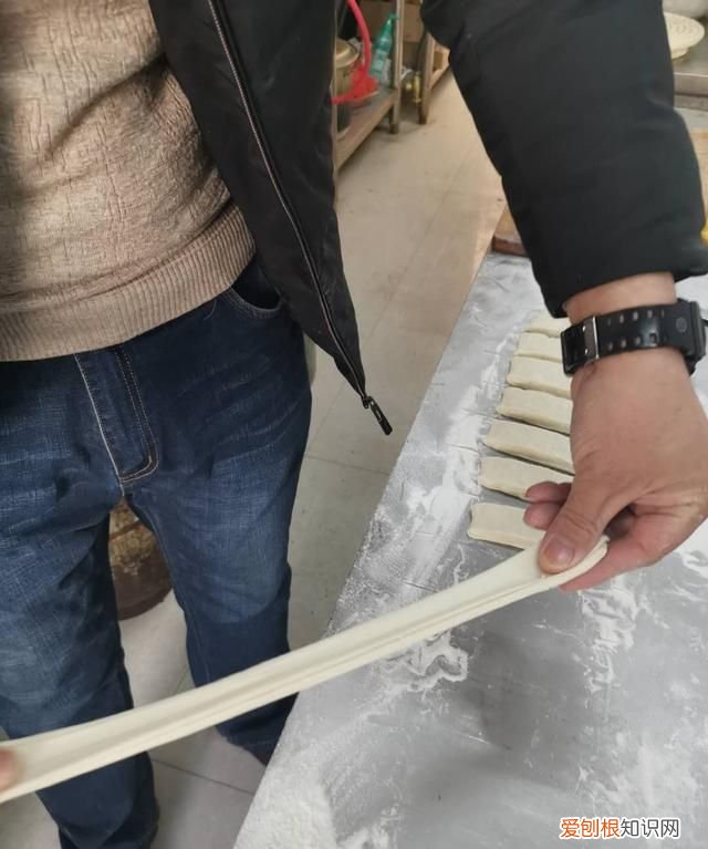 每天早餐吃的油条特别的好吃 正宗早餐的油条怎么做才能好吃