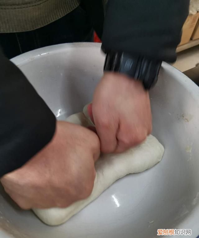 每天早餐吃的油条特别的好吃 正宗早餐的油条怎么做才能好吃