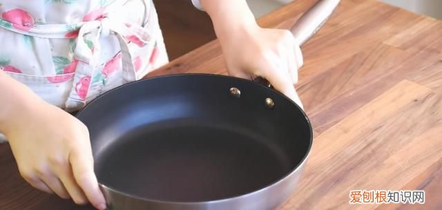 不粘锅的涂层掉了还能使用吗,不粘锅涂层掉了一点还能用么