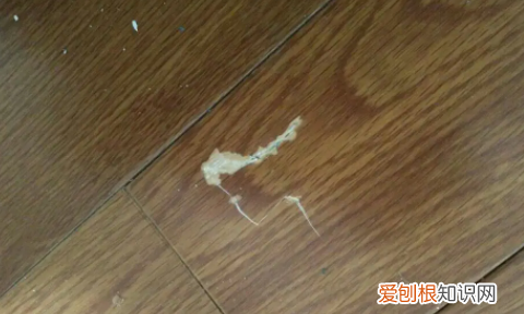 木地板划痕露白了怎么修复
