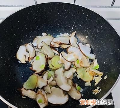 学会这道香菇油菜,让冬日美味加倍吧