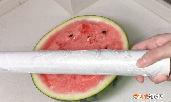 吃不完的西瓜放冰箱正确的方法,西瓜切开不放冰箱第二天还能吃吗