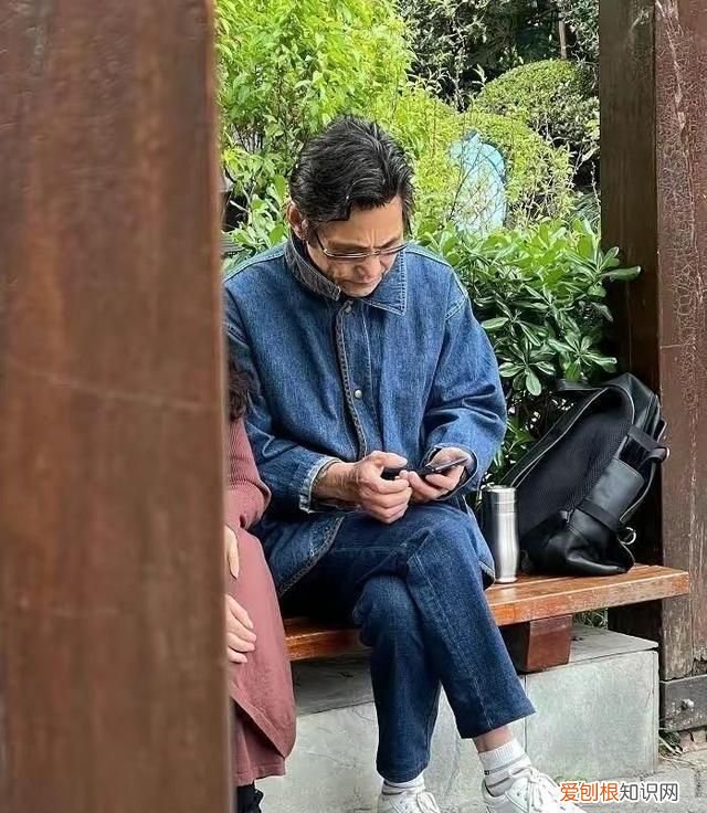 五六十岁男人适合穿什么颜色衣服