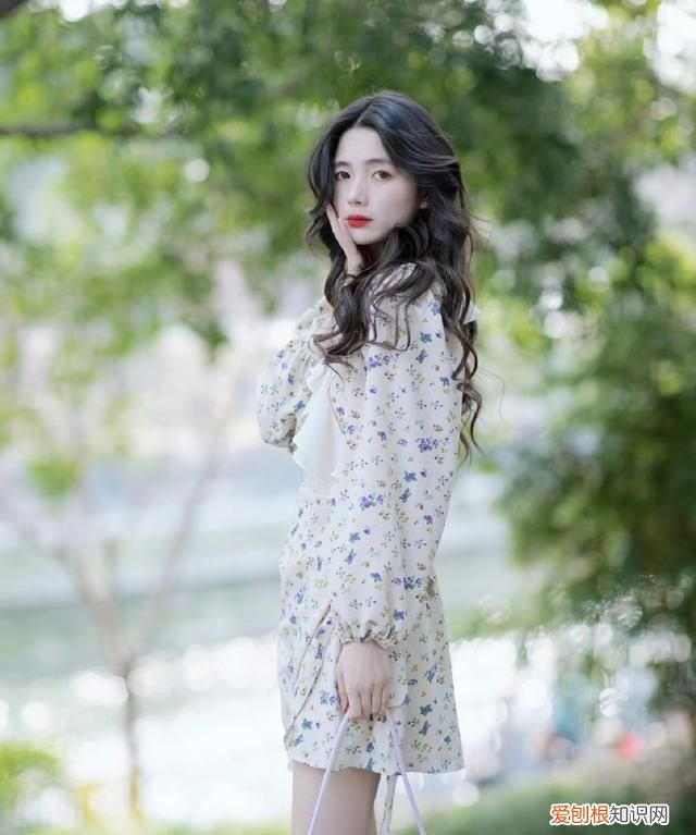 穿裙子拍照姿势技巧怎么拍好看呢