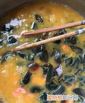 皮蛋肠的家常做法，肉皮松花蛋肠的做法及配料