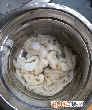 皮蛋肠的家常做法，肉皮松花蛋肠的做法及配料