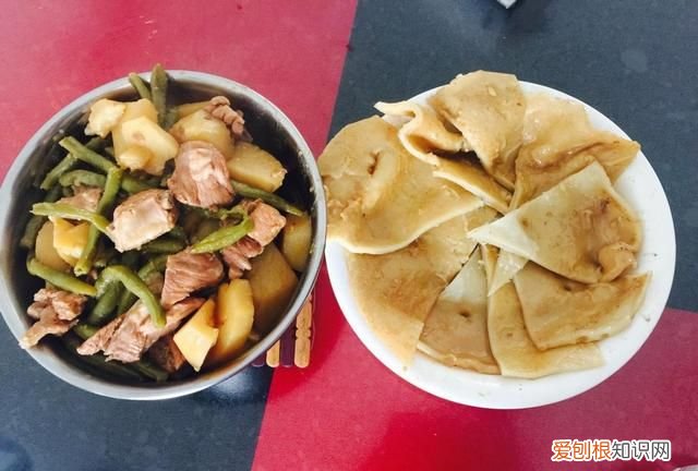 老东北美食铁锅烀饼 品尝东北特色美食烀饼铁锅炖
