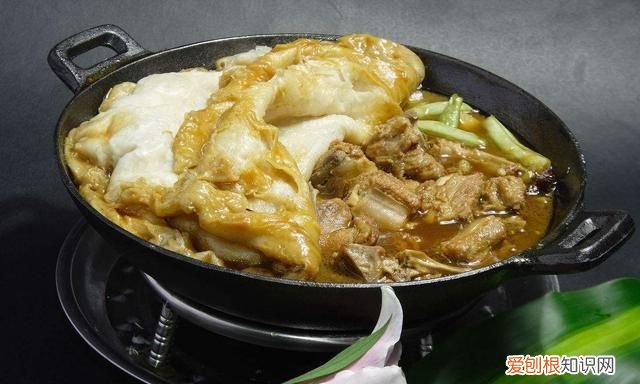 老东北美食铁锅烀饼 品尝东北特色美食烀饼铁锅炖