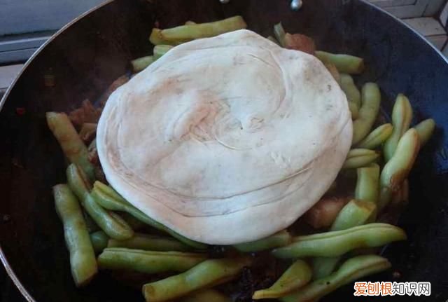 老东北美食铁锅烀饼 品尝东北特色美食烀饼铁锅炖
