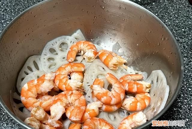 藕条辣口虾做法,麻辣莲藕虾做法