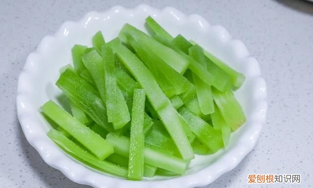炒莴笋怎么炒好吃窍门,500克莴笋炒莴笋片够几个人吃