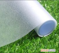 贴的玻璃纸多年后怎么才能清除掉 老化的玻璃纸粘死了怎么去除