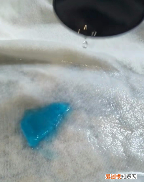 衣服上有水晶泥怎么洗掉，怎样才能去掉衣服上的水晶泥