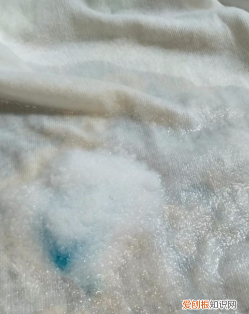 衣服上有水晶泥怎么洗掉，怎样才能去掉衣服上的水晶泥