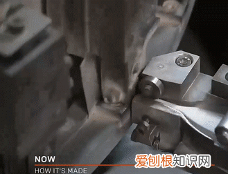 羽毛球是用哪边的鸟毛做的,羽毛球左边有鸟毛吗