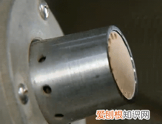 羽毛球是用哪边的鸟毛做的,羽毛球左边有鸟毛吗
