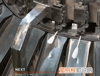 羽毛球是用哪边的鸟毛做的,羽毛球左边有鸟毛吗