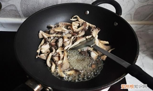 平菇出白毛敢炒着吃吗,蘑菇平菇炒多长时间能熟