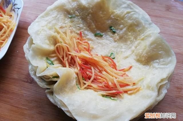 温水和面做卷土豆丝饼,一个土豆丝鸡蛋卷饼的热量