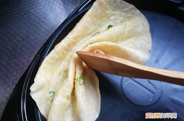温水和面做卷土豆丝饼,一个土豆丝鸡蛋卷饼的热量