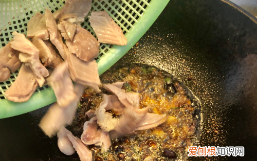 炒肚片的做法，炒熟猪肚的家常做法视频教程