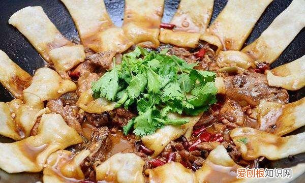 地锅鸡贴饼子做法，地锅鸡贴饼子面怎么和用冷水还是热水