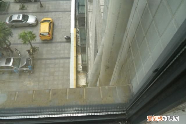 窗户玻璃胶长霉发黑