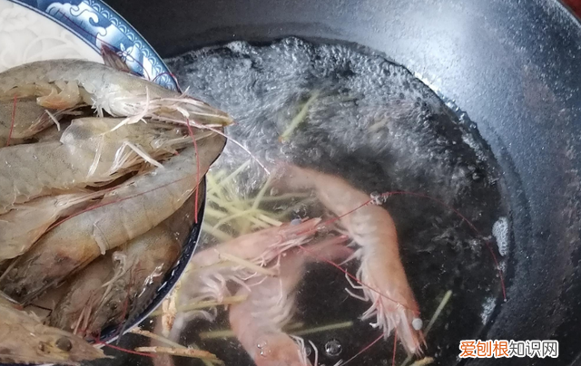 煮活虾，别水开后再下锅，厨师教你4招，虾肉又香又嫩，没有腥味